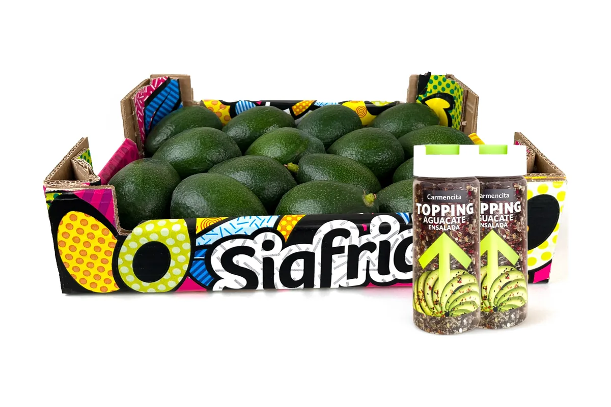 Caja Sigfrido llena de aguacates Bacon de piel lisa, con dos botes de topping para aguacate de Carmencita