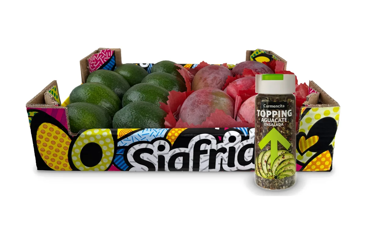 Caja Sigfrido con aguacates de piel lisa y mangos envueltos en papel rojo, junto a un topping para aguacate de Carmencita